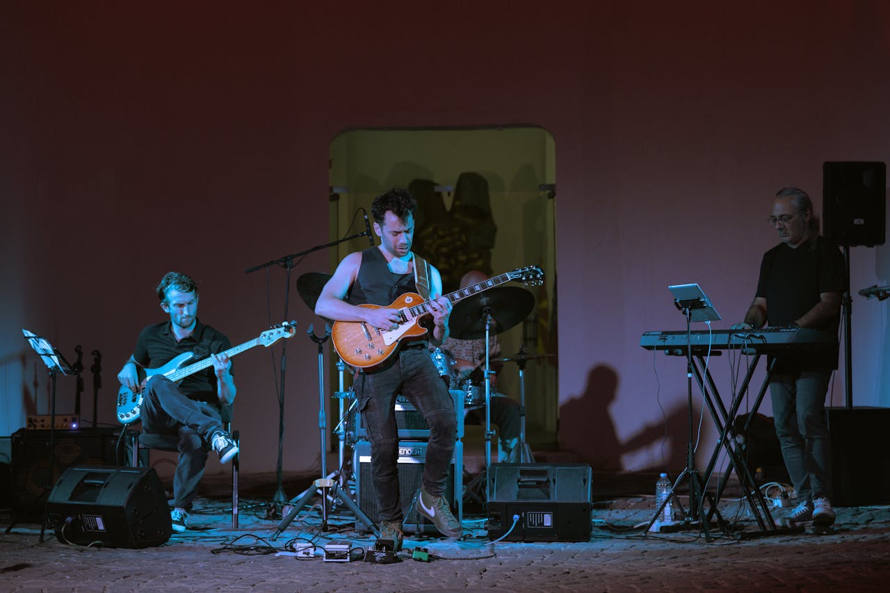 Man met gitaar op podium